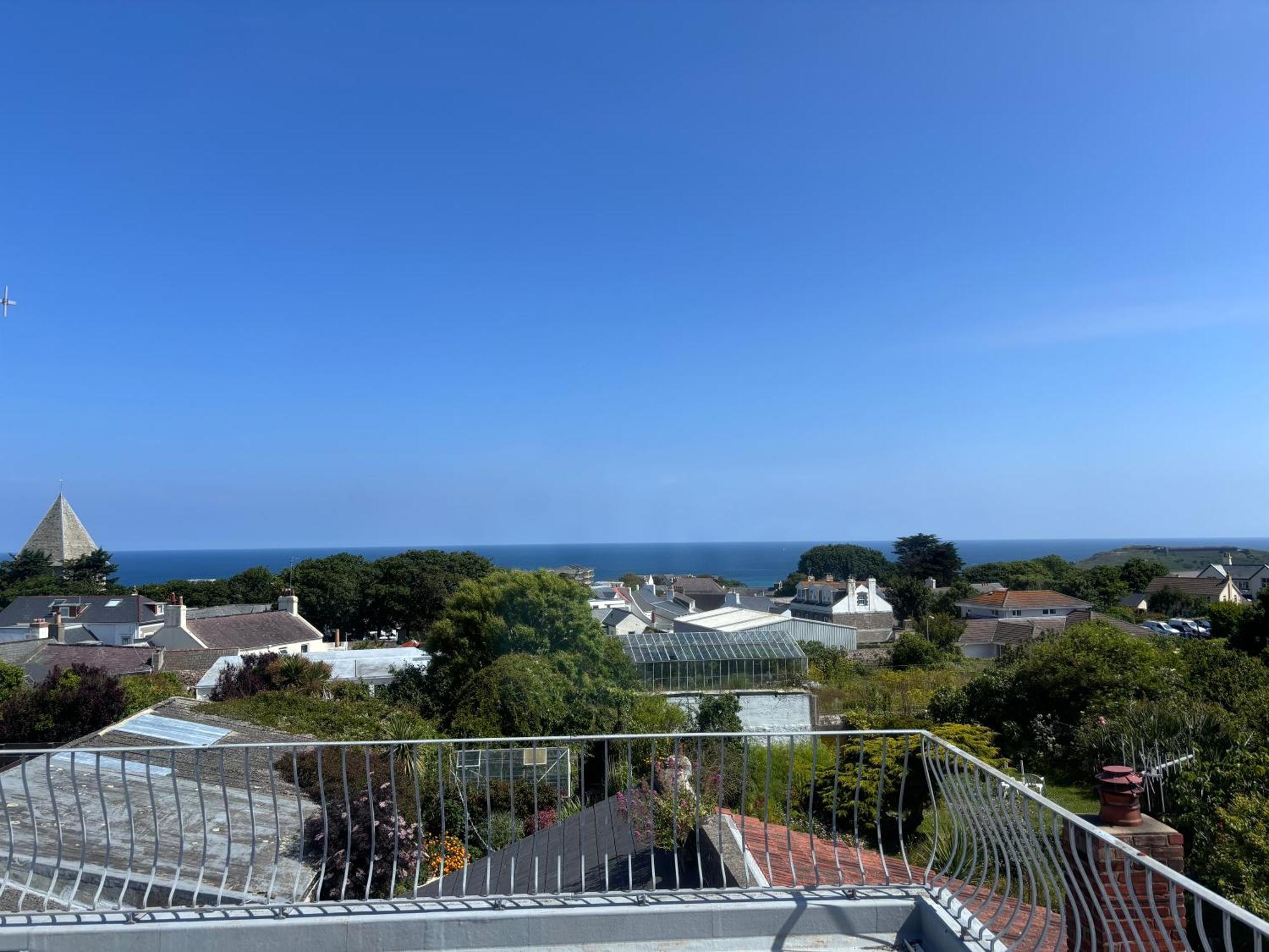Bonjour Guest House Braye Exteriér fotografie